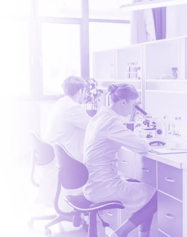 Profesionales trabajando en un laboratorio clínico